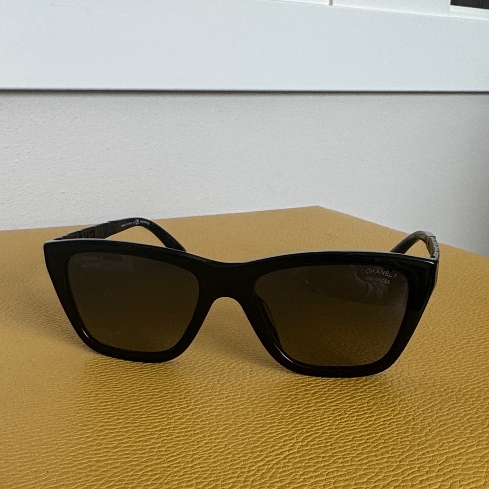 CHANEL Elegant Black Sunglasses